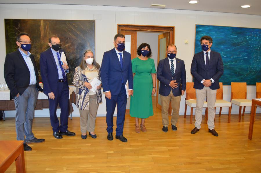 De esquerda a dereita, Varela Zapata, Díez de Castro, Celia Besteiro, Román Rodríguez, Montserrat Valcárcel, Antonio López e Javier Arias, na Vicerreitoría do Campus de Lugo