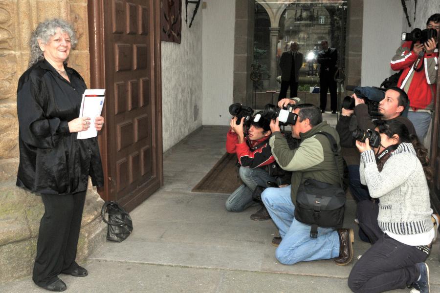 Ada E. Yonath posando para os medios