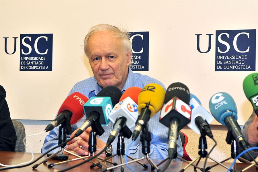 Sir Anthony James Leggett durante la rueda de prensa