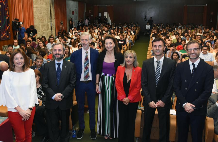 Las autoridades con May-Britt Moser antes de comenzar su conferencia