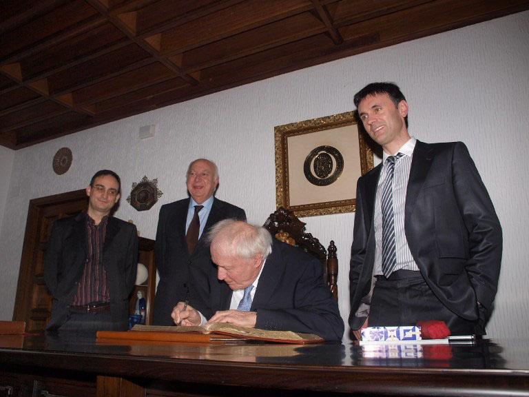 Sir Anthony James Leggett firmando en el libro de honor de la USC