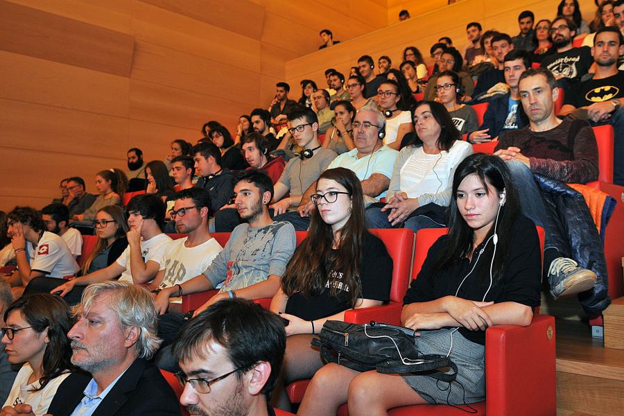 Público asistente á conferencia de Cédric Villani Público asistente á conferencia de Cédric Villani