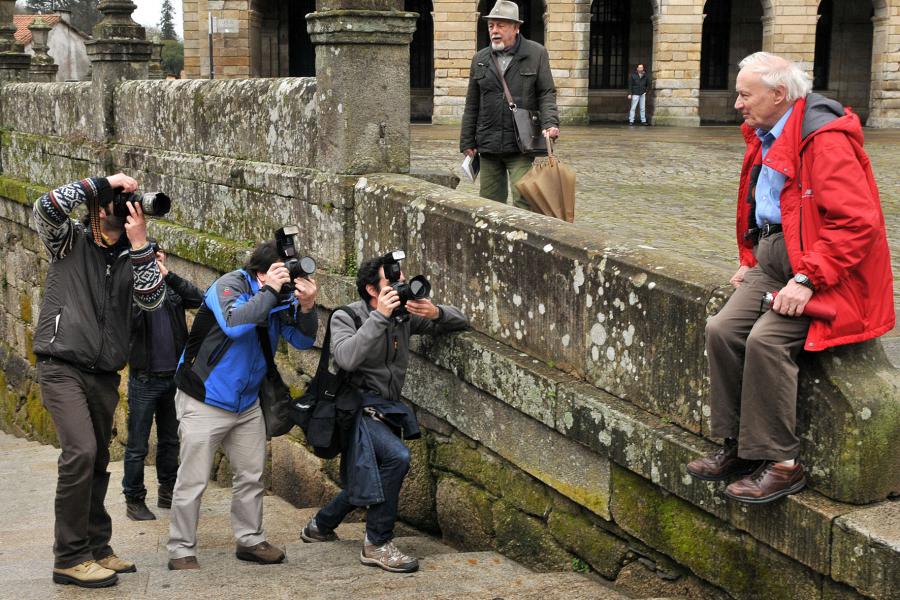 Sir Anthony James Leggett posando para los medios