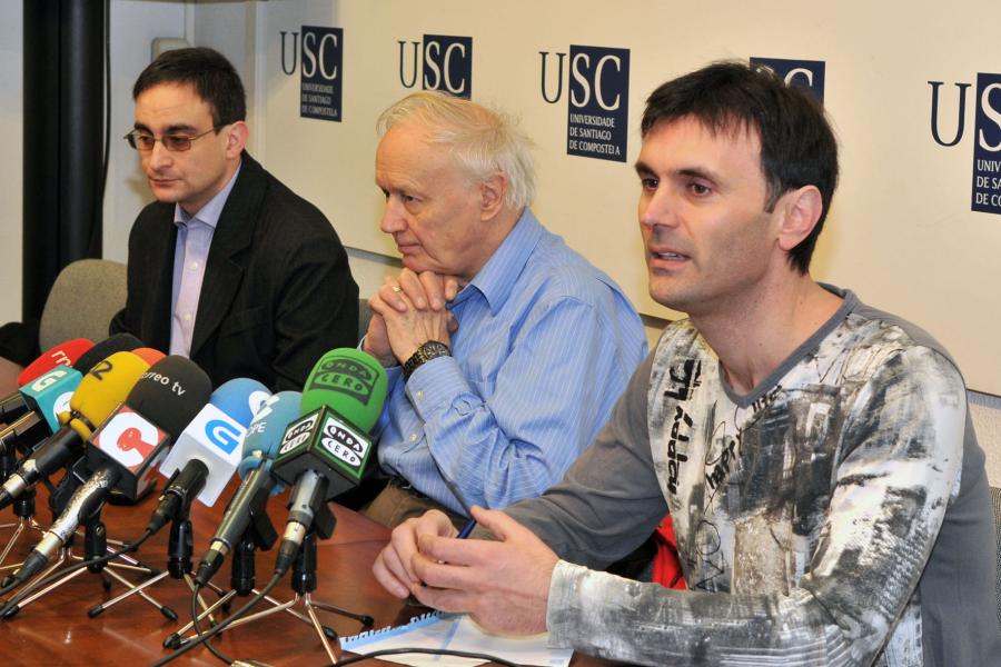 Manuel Vázquez Ramallo, Anthony James Leggett y Jorge Mira en la rueda de prensa