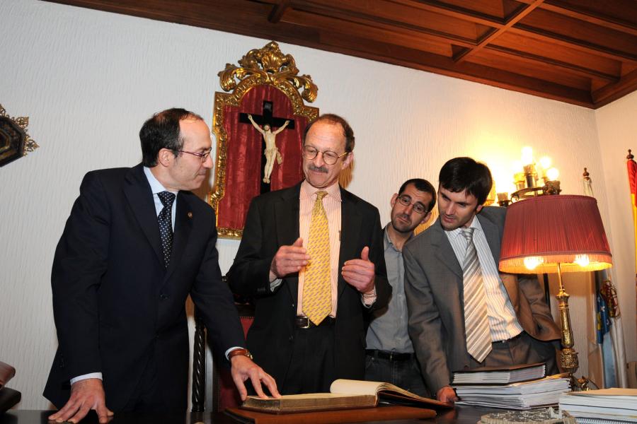 O reitor, Senén Barro, Harold Elliot Varmus, Anxo Vidal e Jorge Mira no acto de sinatura do libro de honra da USC O reitor, Senén Barro, Harold Elliot Varmus, Anxo Vidal e Jorge Mira no acto de sinatura do libro de honra da USC
