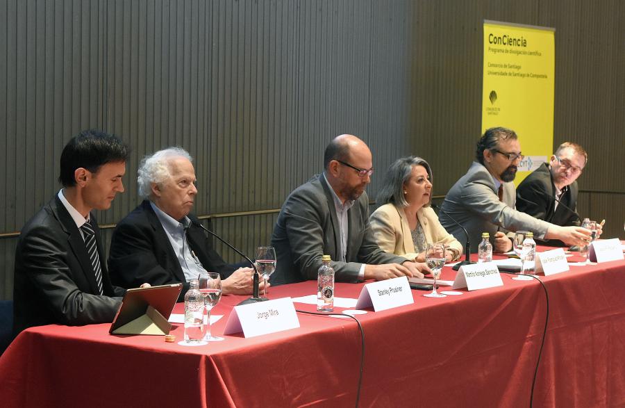 Mesa presidencial da conferencia de Stanley B. Prusiner