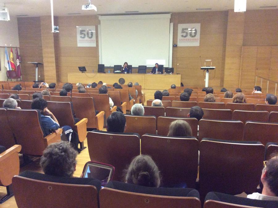 Cédric Villani durante a xuntanza con investigadores Cédric Villani durante a xuntanza con investigadores