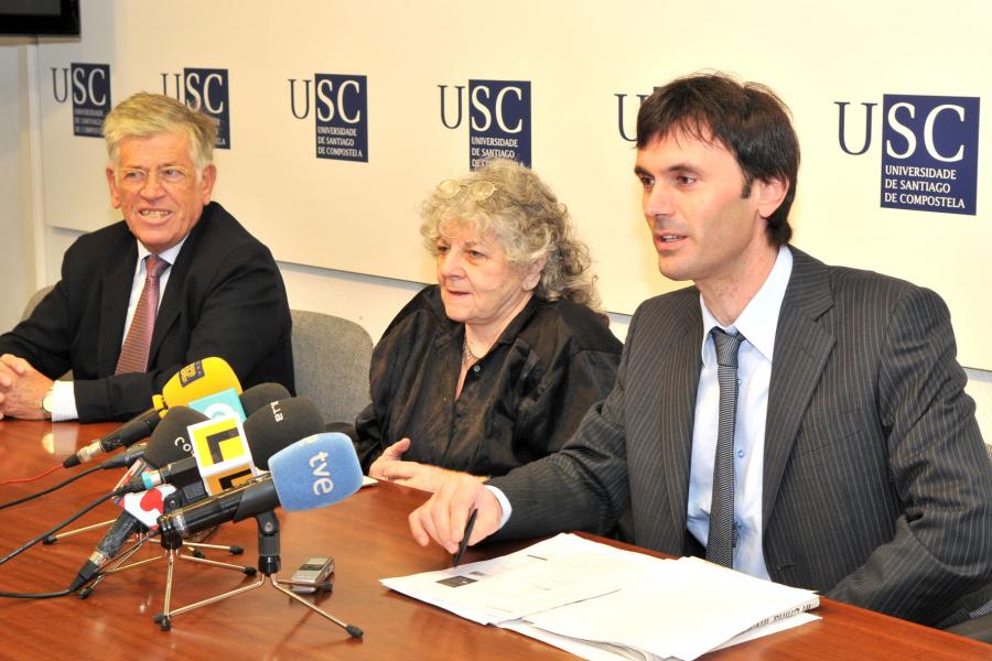 Luis Castedo, Ada E. Yonath e Jorge Mira durante a rolda de prensa