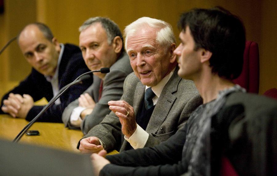 Mesa presidencial da xuntanza de Harald zur Hausen con investigadores