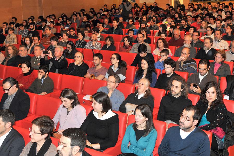 Público asistente a la conferencia de Sir Anthony James Leggett 