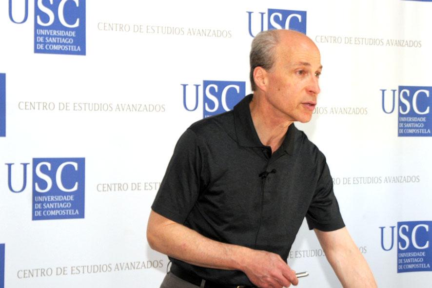 Roger David Kornberg durante el encuentro con investigadores