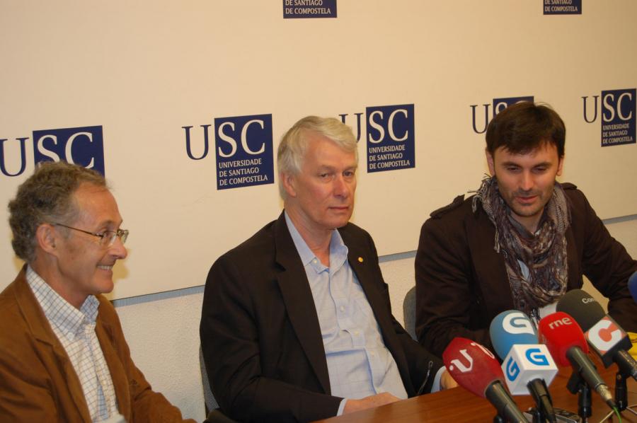 Ángel Carracedo, Sir Richard John Roberts e Jorge Mira na rolda de prensa