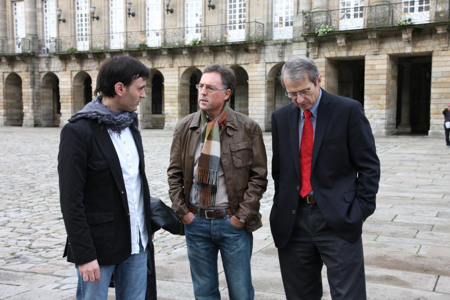 Jorge Mira, José Luis Mascareñas e Richard Royce Schrock na Praza do Obradoiro Jorge Mira, José Luis Mascareñas e Richard Royce Schrock na Praza do Obradoiro