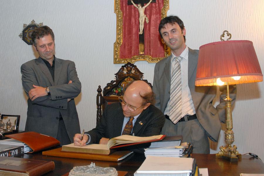 Frank Wilczek firmando en el libro de honor de la USC