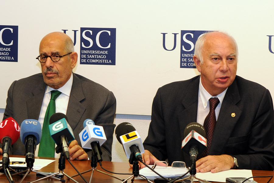 Mohamed ElBaradei e Juan Casares na rolda de prensa