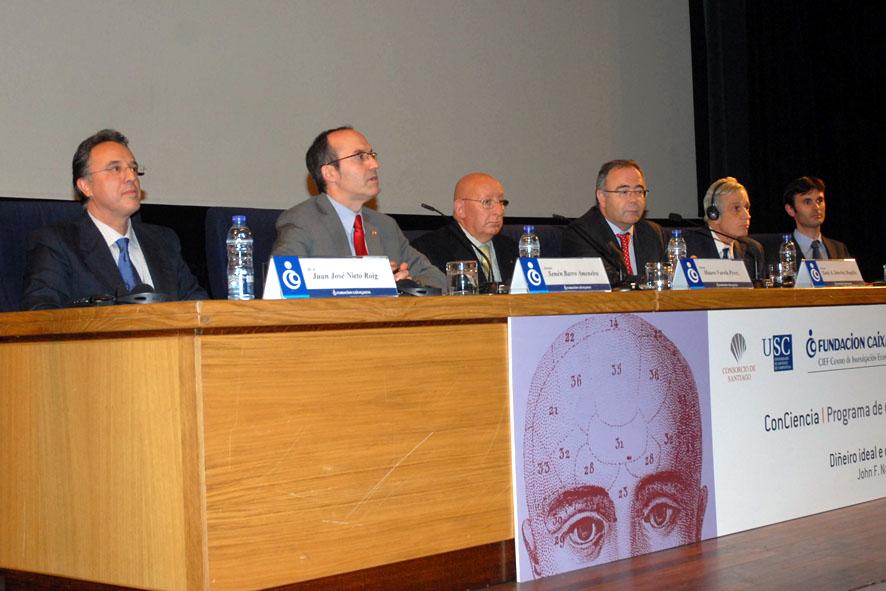 Mesa presidencial durante a conferencia de John F. Nash Jr.