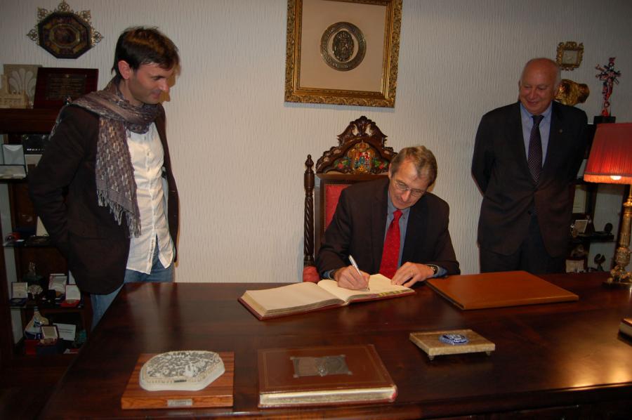 Richard Royce Schrock asinando no libro de honra da USC entre Jorge Mira e o reitor Juan Casares Richard Royce Schrock asinando no libro de honra da USC entre Jorge Mira e o reitor Juan Casares