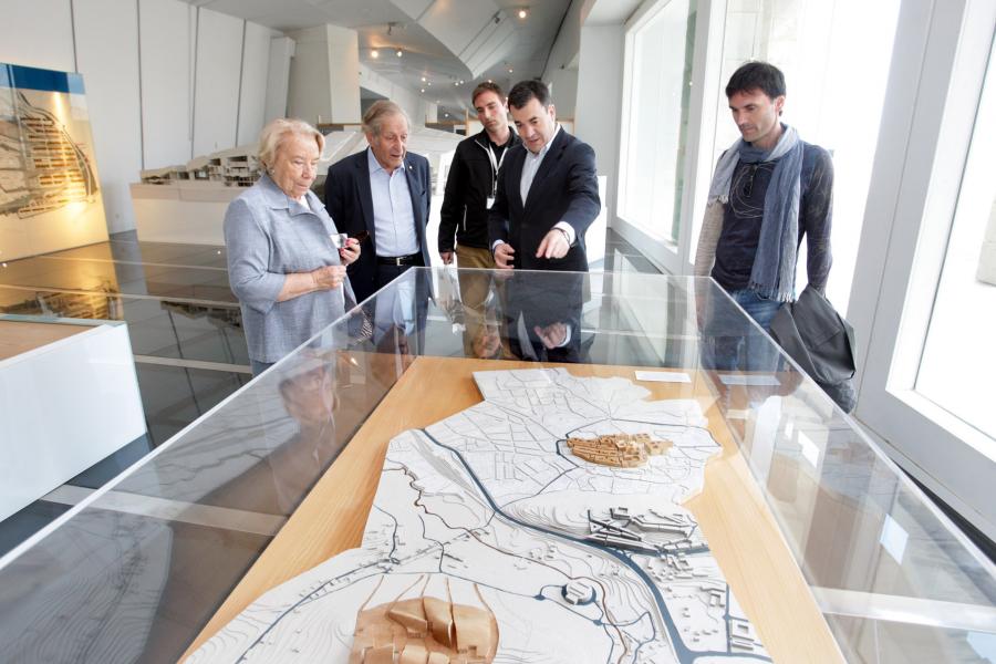 Claude Cohen-Tannoudji visitando a Cidade da Cultura