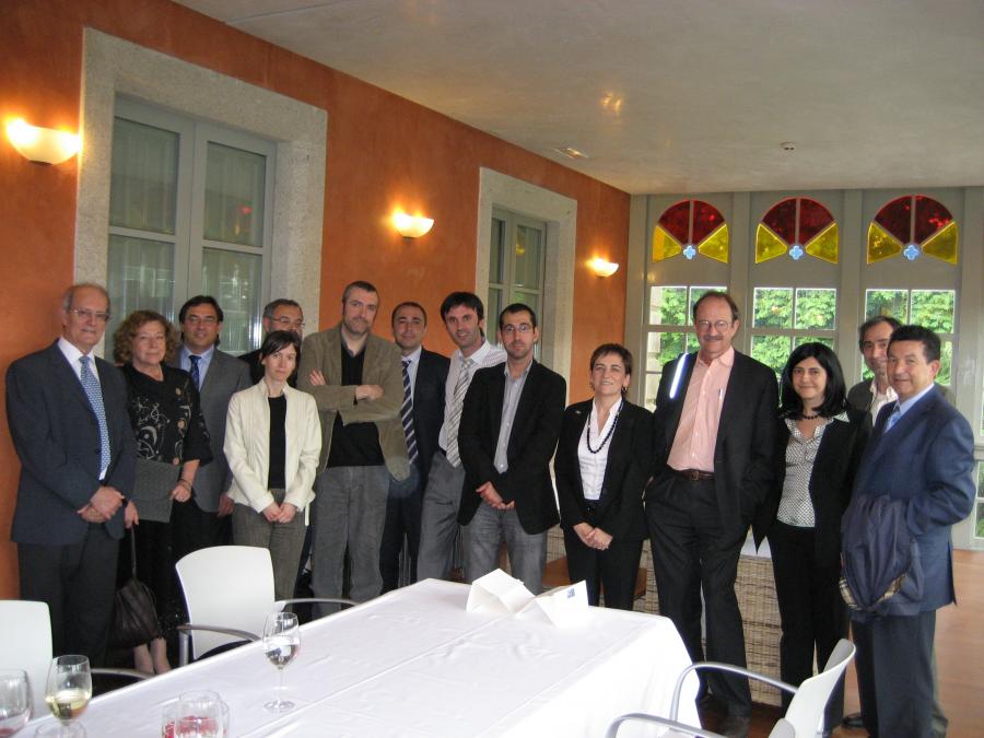 Asistentes á xuntanza con Harold Elliot Varmus