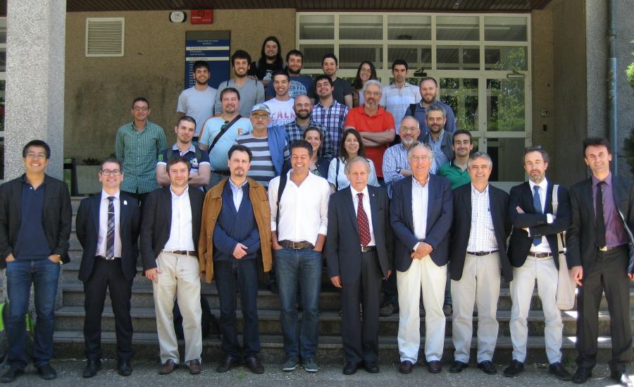 Foto dos asistentes á xuntanza de Claude Cohen-Tannoudji con investigadores