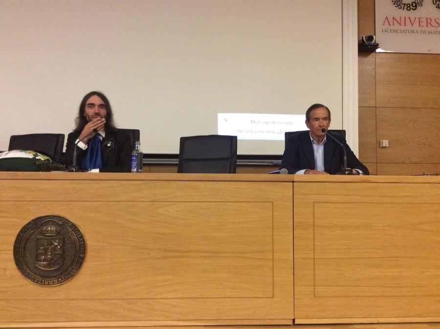 Cédric Villani durante a xuntanza con investigadores