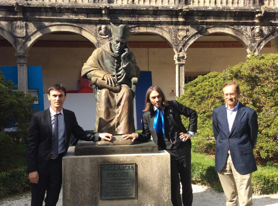 Cédric Villani xunto á estatua de Alfonso de Fonseca