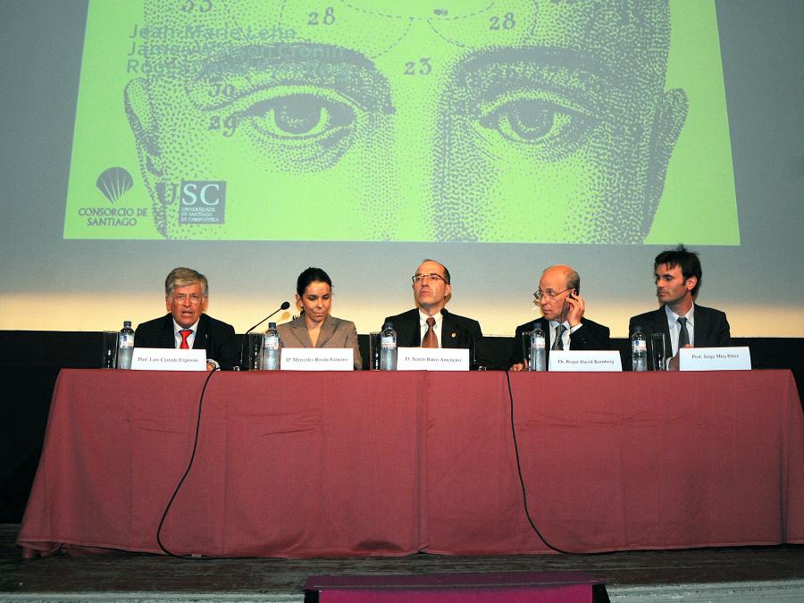 Mesa presidencial durante a conferencia de Roger David Kornberg