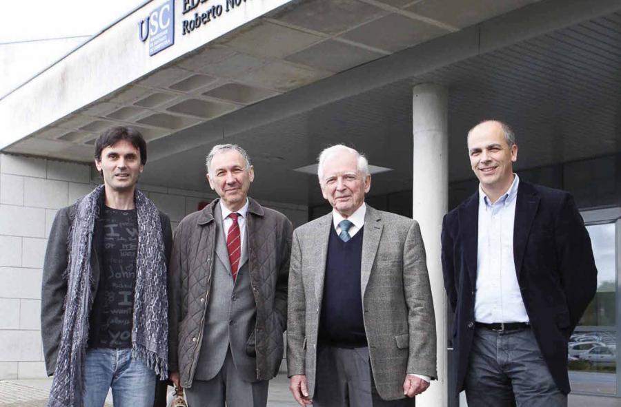 Harald zur Hausen ante o Edificio Roberto Novoa Santos