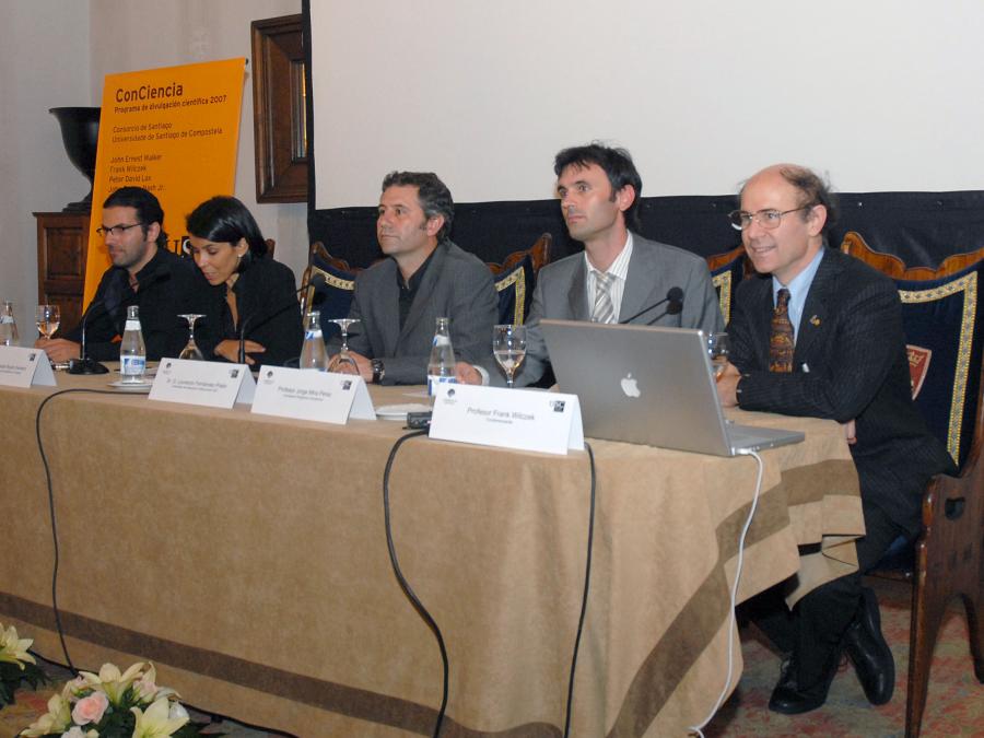 Mesa presidencial durante la conferencia de Frank Wilczek