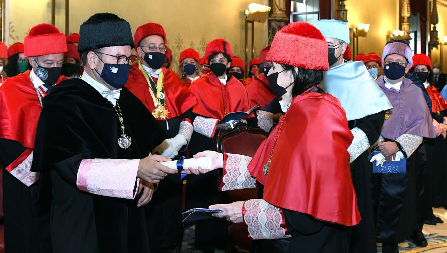 Momento da entrega do diploma Momento da entrega do diploma