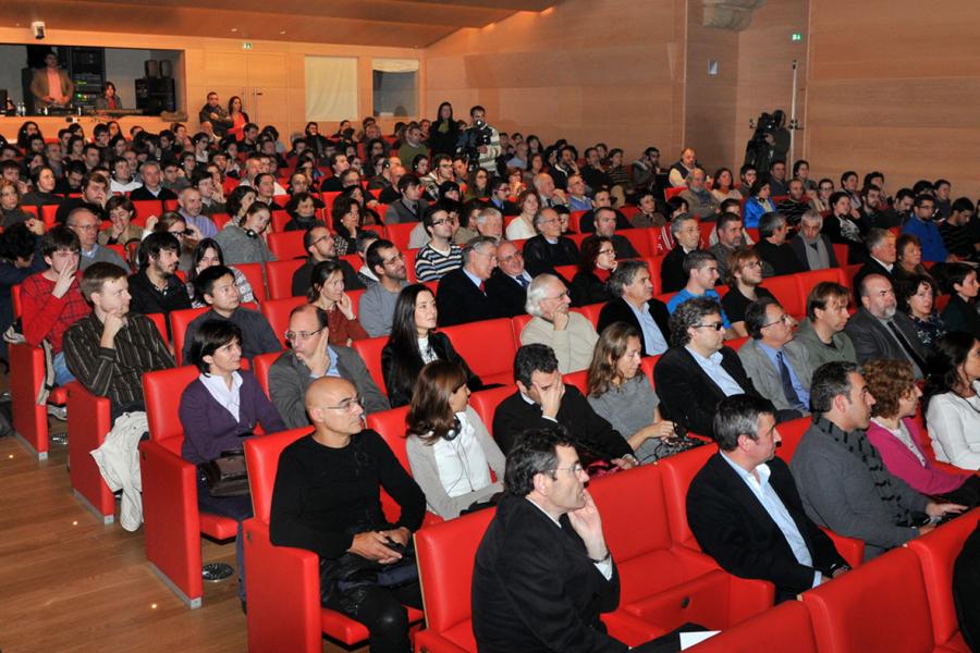 Público asistente á conferencia de Sir Roger Penrose