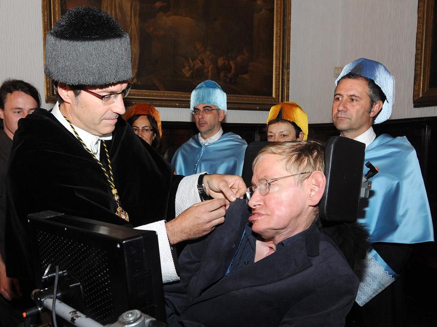 O reitor, Senén Barro, colocando a Stephen Hawking a insignia da USC