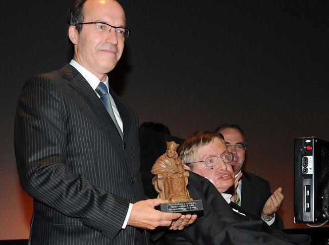 O reitor, Senén Barro, entrega o Premio Fonseca a Stephen Hawking