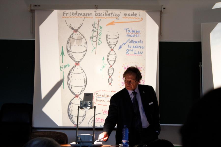 Momento da xuntanza de Sir Roger Penrose con investigadores
