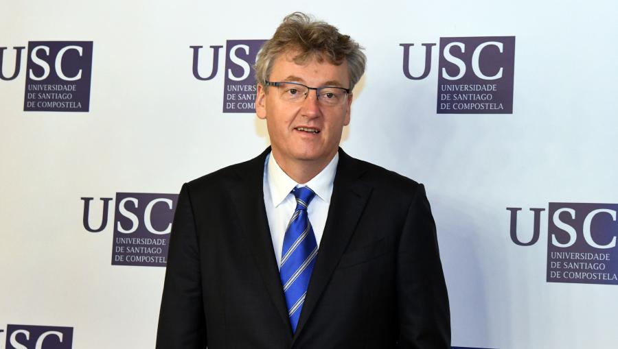 MacMillan mantivo unha xuntaza este martes 29 co reitor Antonio López e asinou no Libro de Honra da institución. FOTO: Santi Alvite