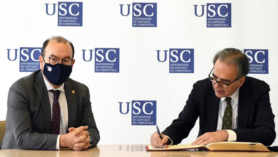 Subirats asinou no Libro de Honra da USC.  FOTO: Santi Alvite