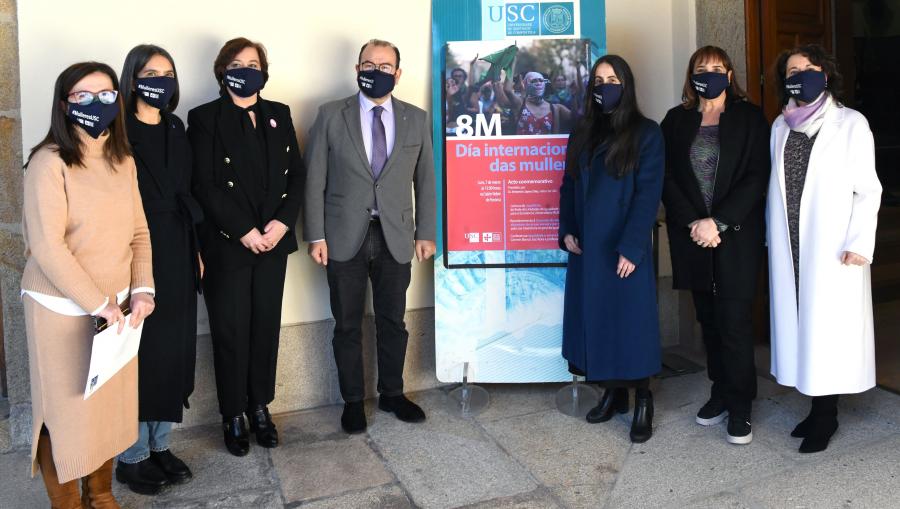 De esquerda a dereita, Mar Lorenzo, Mercedes Rosón, Susana López Abella, Antonio López, Eva Aguayo, María José López Couso e Dulce García Mella. FOTO: Santi Alvite