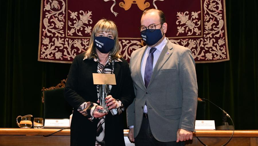 O acto serviu para facer entrega da placa con Mención Honorífica á Comisión de atención ás situacións de acoso sexual, acoso por razón de sexo, orientación sexual e identidade de xénero que recolleu Ángela Juana Torres Iglesias. FOTO: Santi Alvite