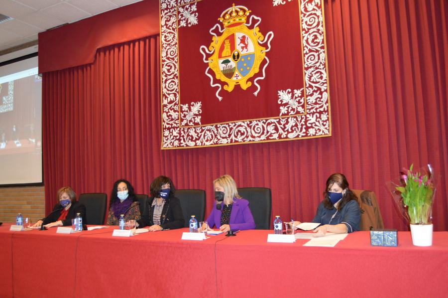 De esquerda a dereita, Olga Iglesias, Ana González Abelleira, Montserrat Valcárcel, María Loureiro e Dolores Fernández, na EPS de Enxeñaría
