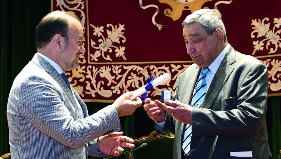Acto de imposición da Insignia de Ouro da USC. Foto: Santi Alvite