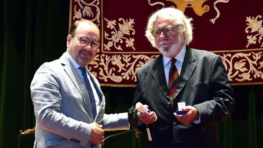 Acto de imposición da Insignia de Ouro da USC. Foto: Santi Alvite