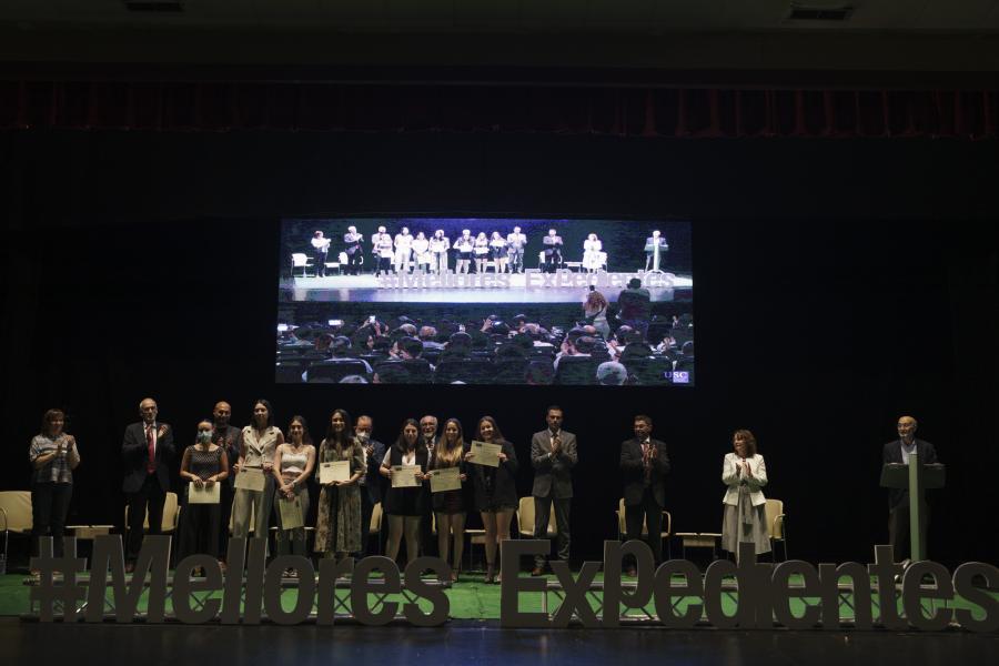 Alumnado galardoado con responsables académicos e políticos