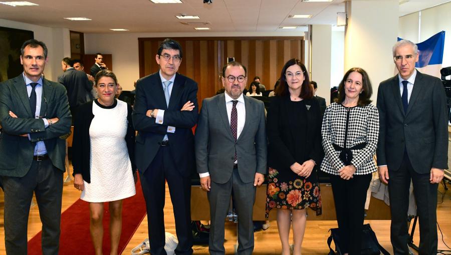 De esquerda a dereita, os profesores da USC Daniel Neira e Maite Cancelo; o presidente da CGC, Ignacio López; o reitor Antonio López; a presidenta da CNMC, Cani Fernández; a decana de Dereito, Ana Gude; e o vicepresidente da Xunta de Galicia, Francisco Conde. FOTO: Santi Alvite   