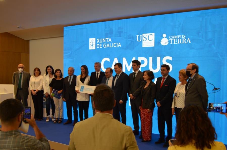 Autoridades académicas e politicas presentes no acto celebrado na Casa do Saber