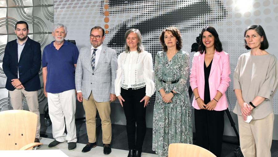 Jorge Vázquez, primeiro pola esquerda, xunto con Alba Silva e Antía López, segunda e primeira pola dereita, respectivamente, completan o equipo de goberno. FOTO: Santi Alvite