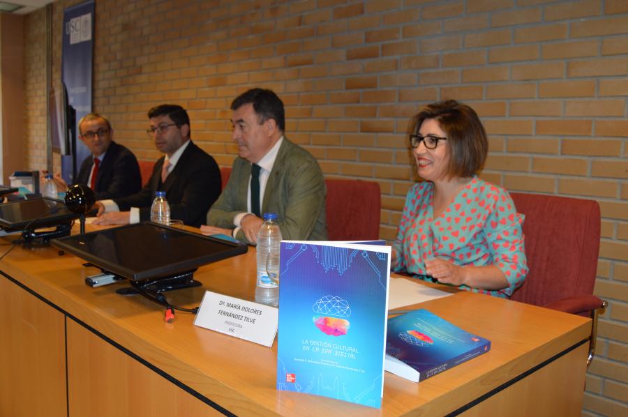 De esquerda a dereita, Gonzalo Fernández, Francisco Fraga, Román Rodríguez e Dolores Fernández, na presentación do libro 'La gestión cultural en la era digital'