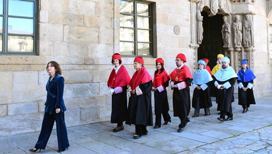 A secretaria xeral, Dulce García Mella, á fronte da comitiva togada. FOTO: Santi Alvite
