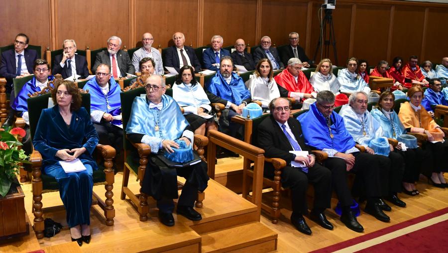 A secretaria xeral e o profesor Bermejo xunto a membros do equipo de goberno e os anteriores reitores da USC. FOTO: Santi Alvite
