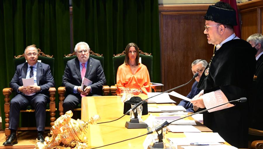 O reitor durante o seu discurso. FOTO: Santi Alvite