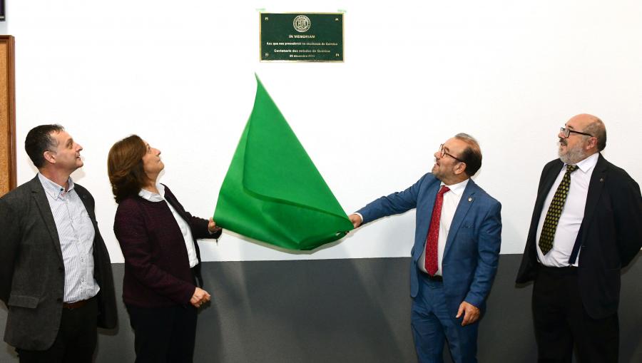 A inauguración dunha placa conmemorativa no vestíbulo da Facultade serviu de rúbrica para a celebración deste aniversario. FOTO: Santi Alvite